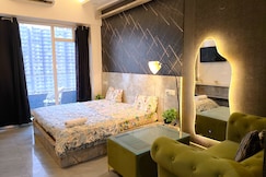 The heavens stay, Greater Noida