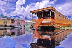 Houseboat Jewel In The Crown, Srinagar