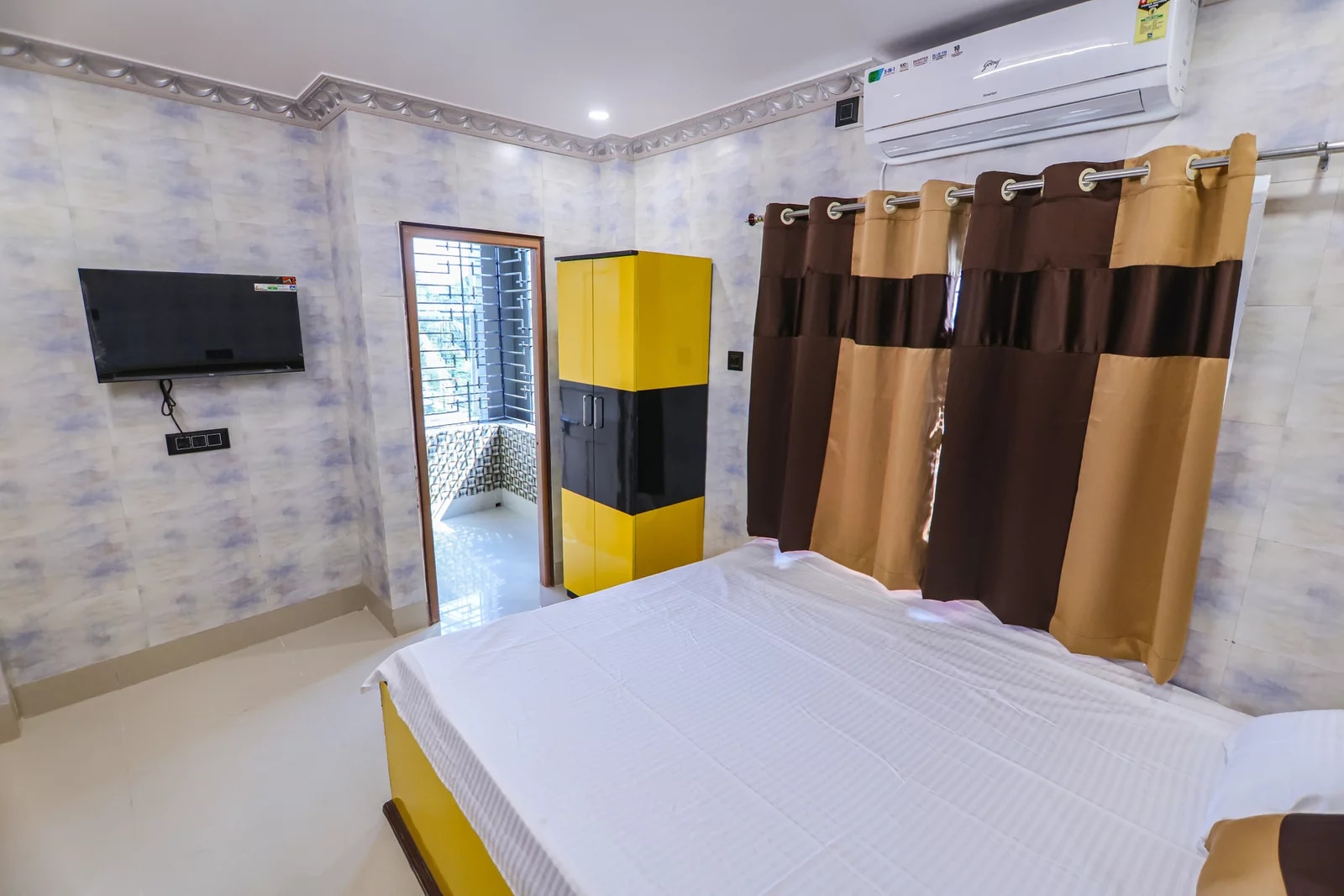 AKANSHAA CORPROATE GUEST HOUSE - Tap to explore photos