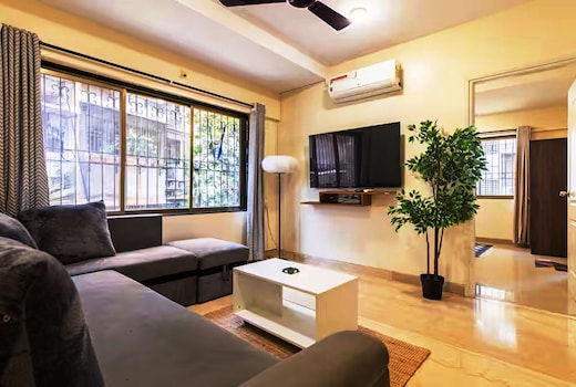 Cozy 2bhk off carter road
