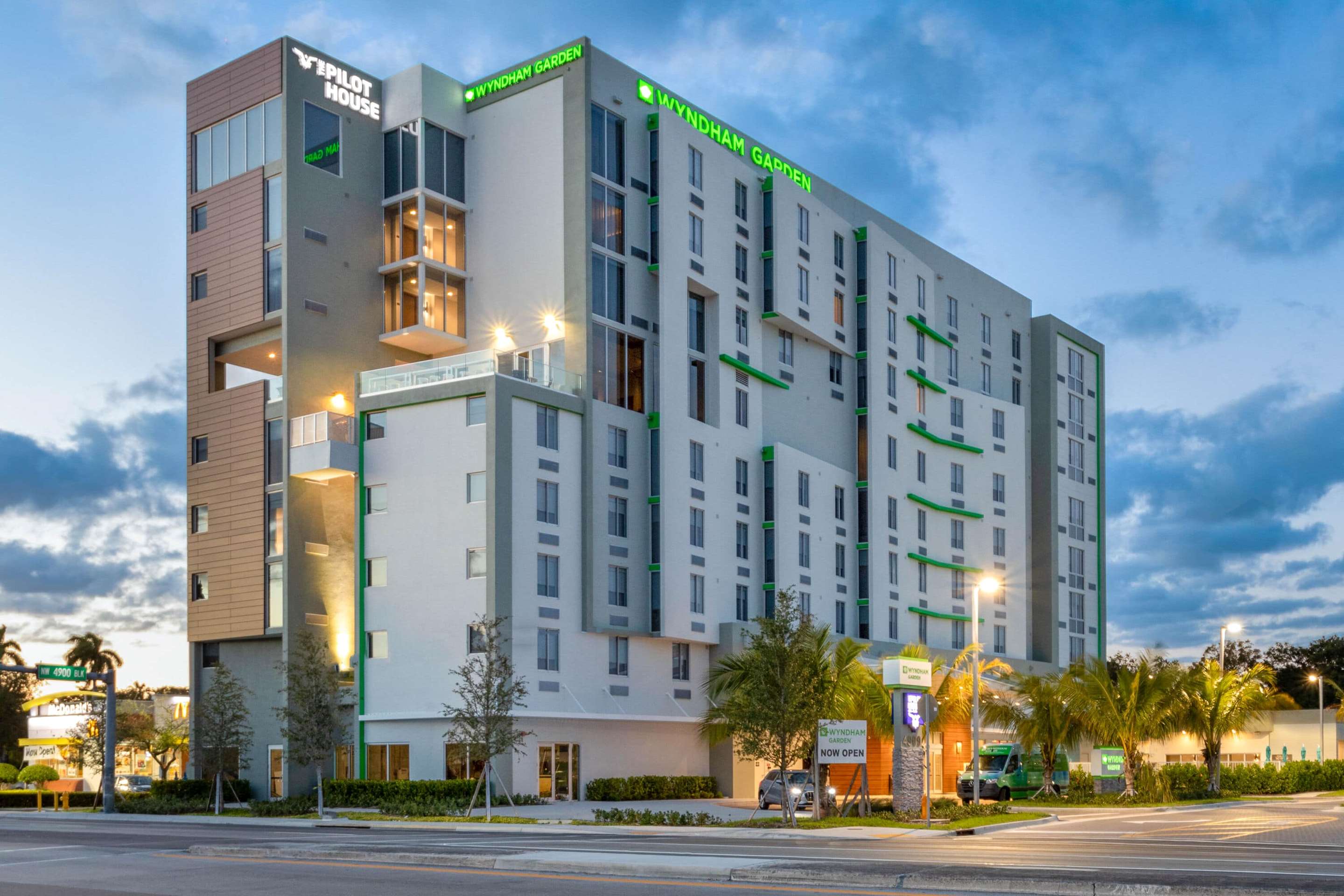 Wyndham Garden Miami International Airport - Tap to explore photos