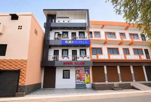 Fabhotel Mohini Palace- 1km from Prem mandir