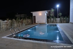Elysian Farm with Pool @ Noida by Vacationbuddy, Noida