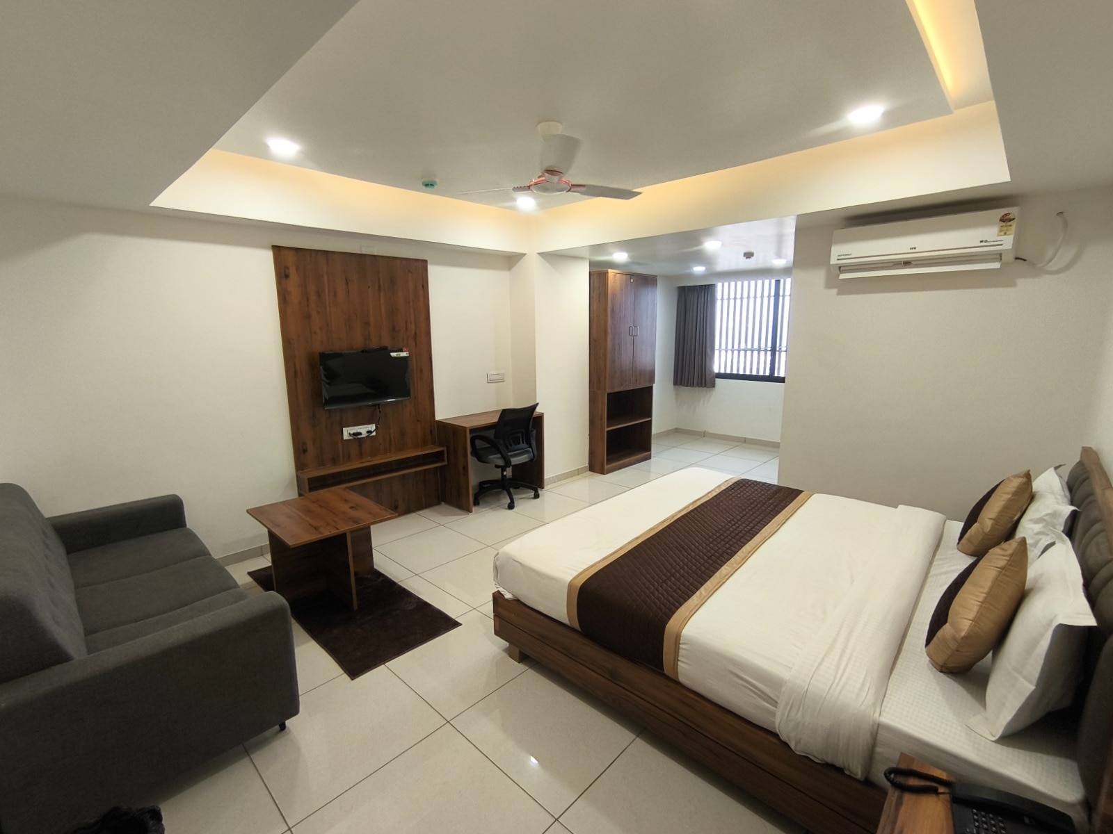 HOTEL SHREEJI INN - Tap to explore photos