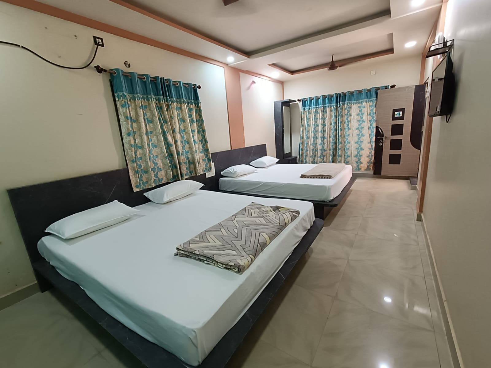 4 bed deluxe ac room