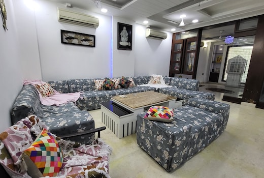VacationBuddy Opulent Homestay 2 BHK Pitampura NSP
