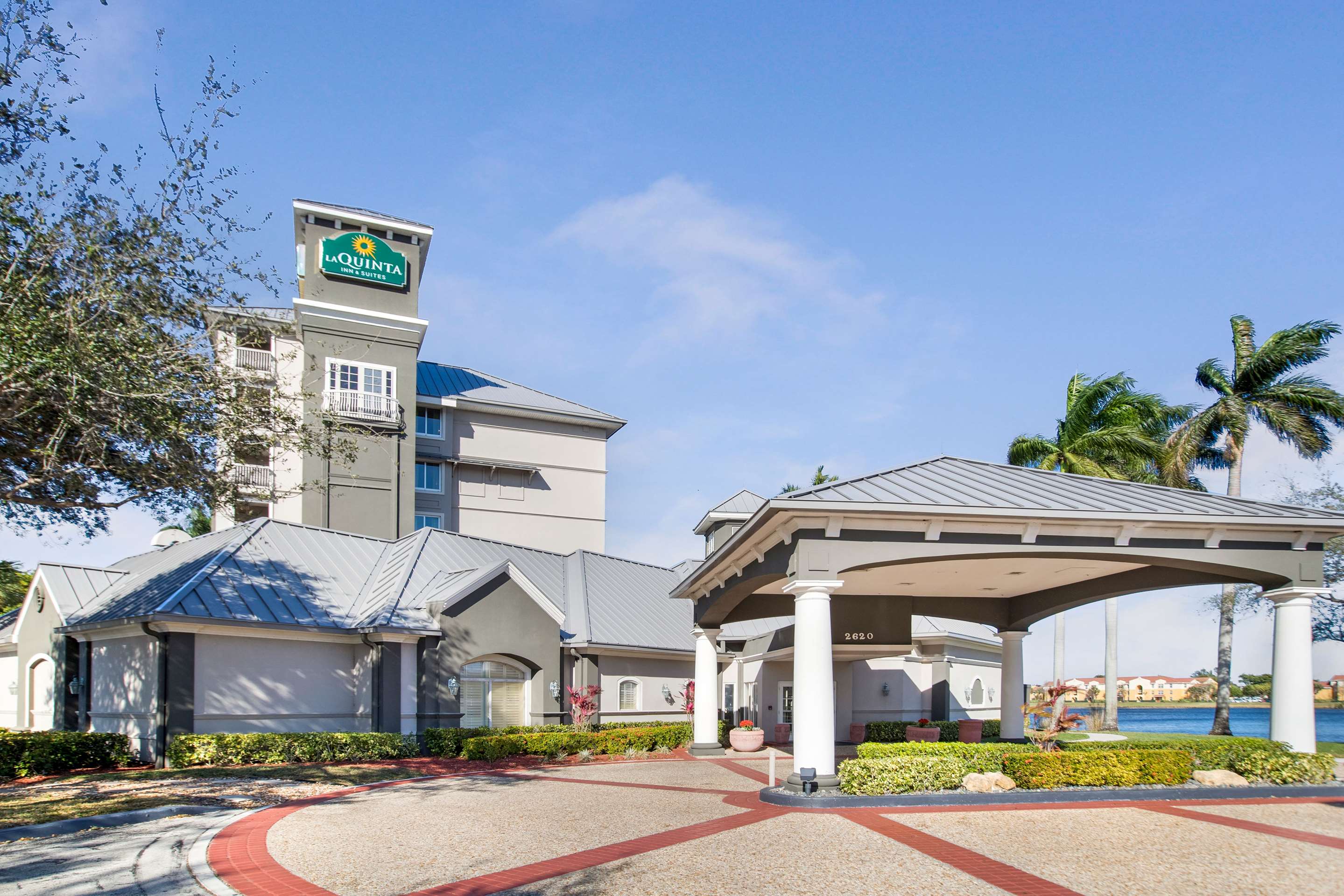 La Quinta Inn & Suites by Wyndham Ft. Lauderdale Airport - Tap to explore photos
