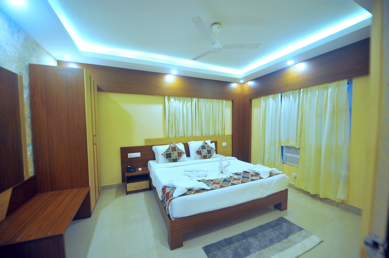 PIPUL HOTEL (8 MINTS WALKABLE TO SEA BEACH) - Tap to explore photos