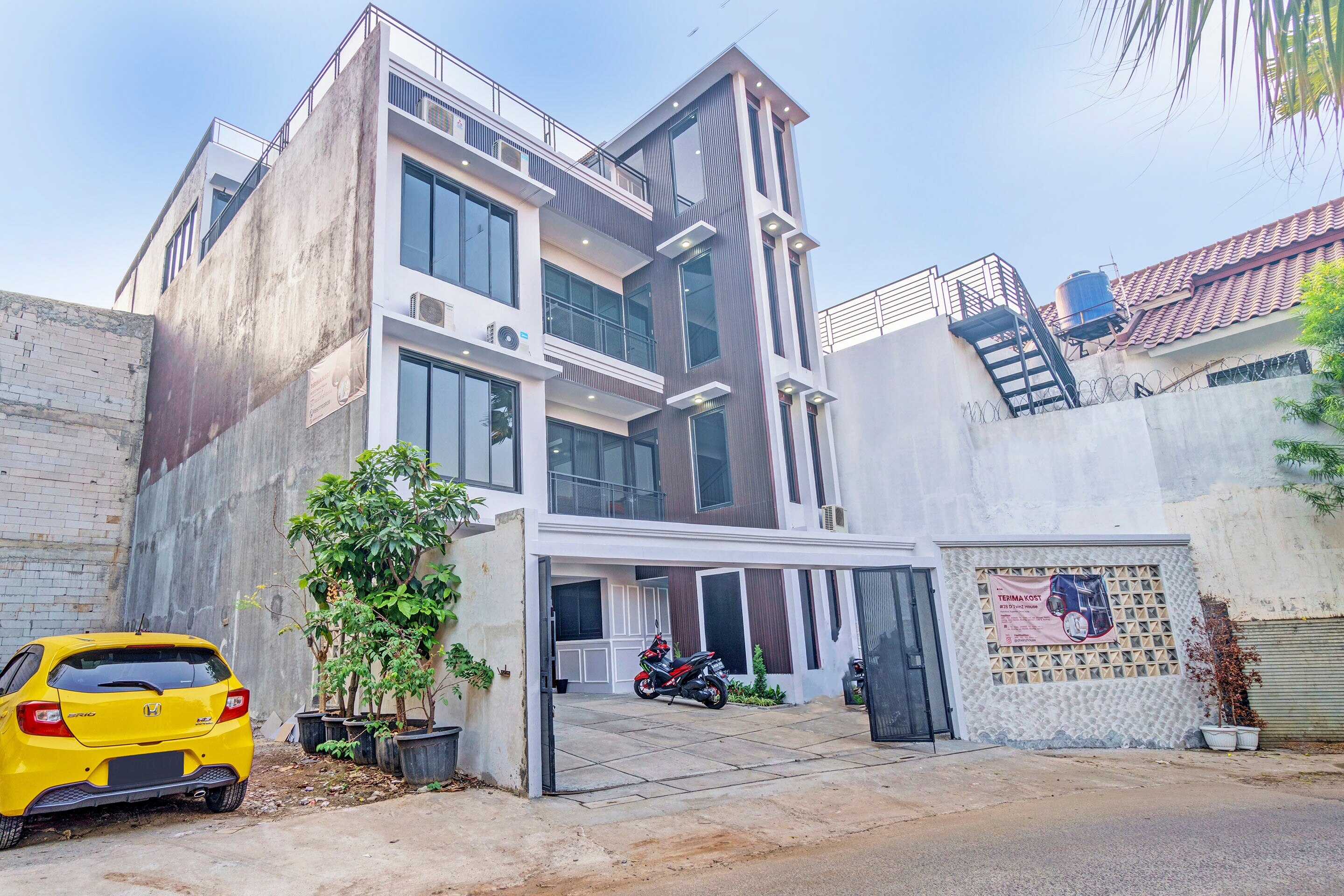 Capital O 93068 D Twinz House Syariah - Tap to explore photos