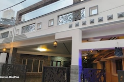A Star Gate Family and Deluxe Rooms, Ooty