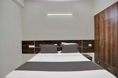 Collection O Raksha Inn Near PVR Ansal Plaza Greater Noida, Noida