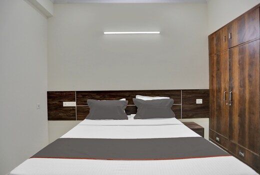 Collection O Raksha Inn Near PVR Ansal Plaza Greater Noida