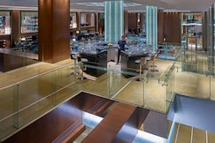 Grand Hyatt Manila, Baras