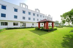 Grassfield Riviera Resort, Mauzamabad