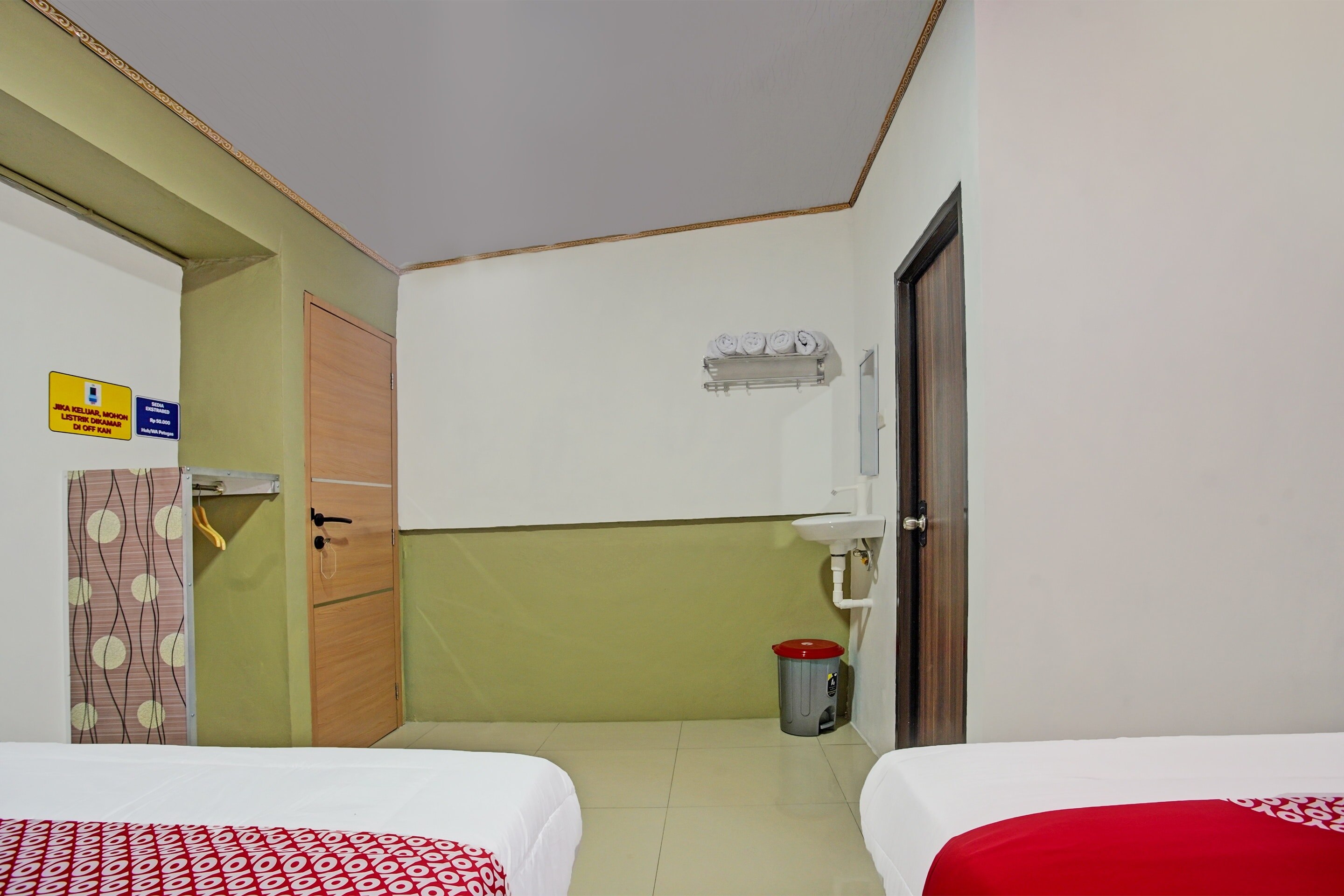 Super OYO 91689 Homestay Syariah Imah 2 - Tap to explore photos