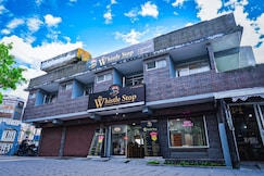 THE WHISTLE STOP, Darjeeling