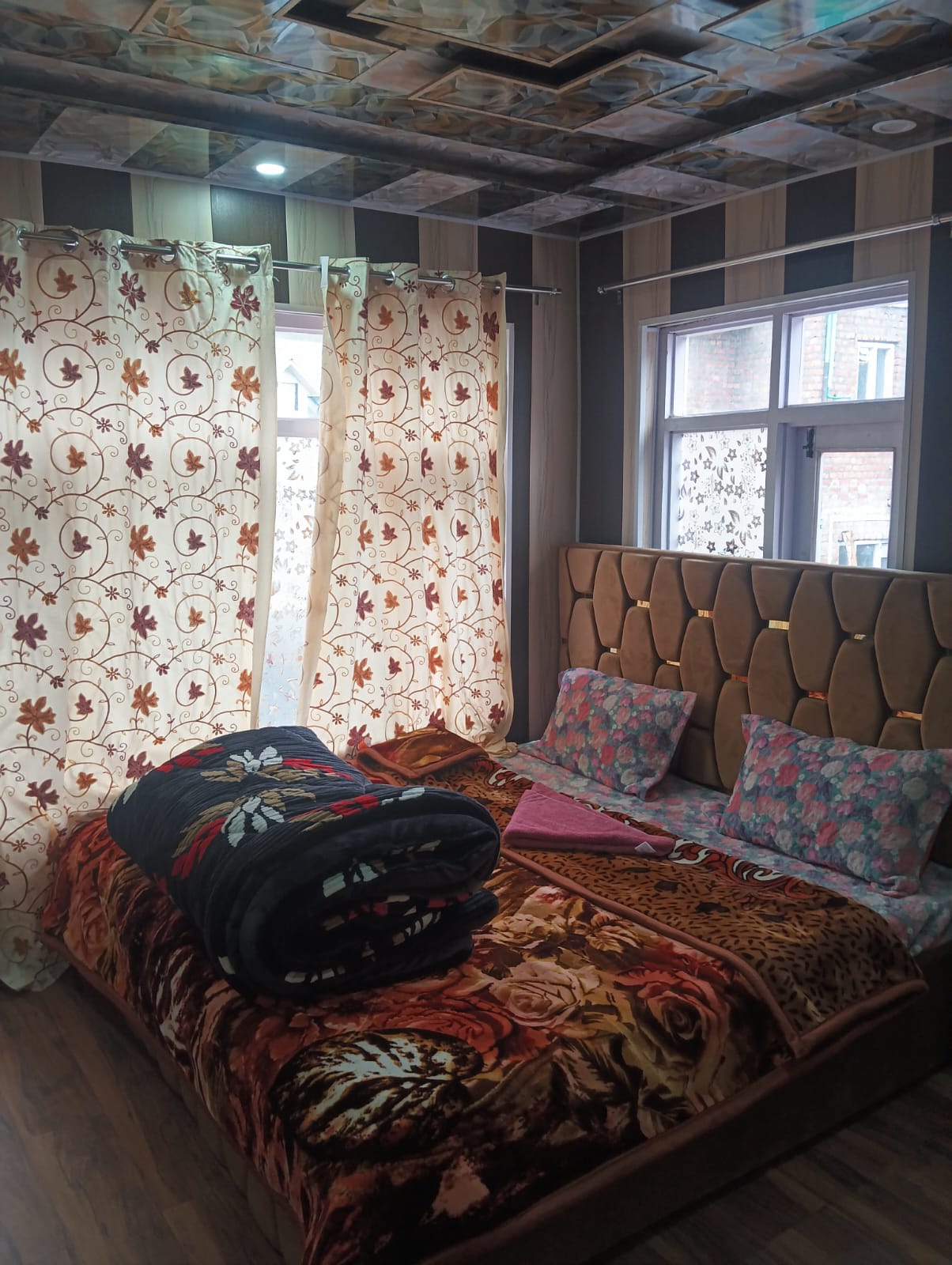 WANI GUEST HOUSE & RESTAURANT SONAMARG - Tap to explore photos