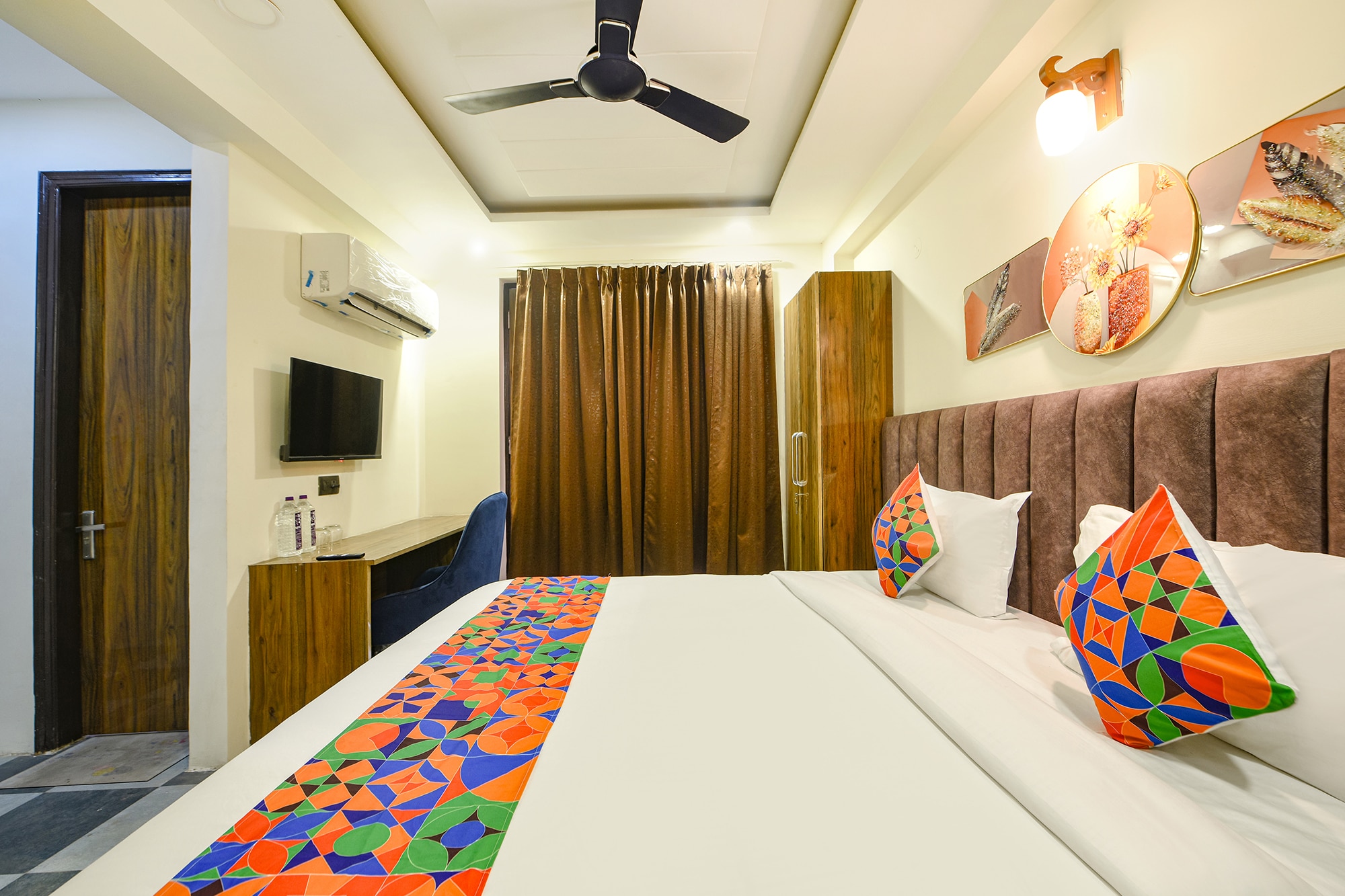 FabHotel Kesari Stayz - 800 Meters From Untitech Cyber Park - Tap to explore photos