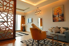 Suite with Panoramic Glass well, Greater Noida