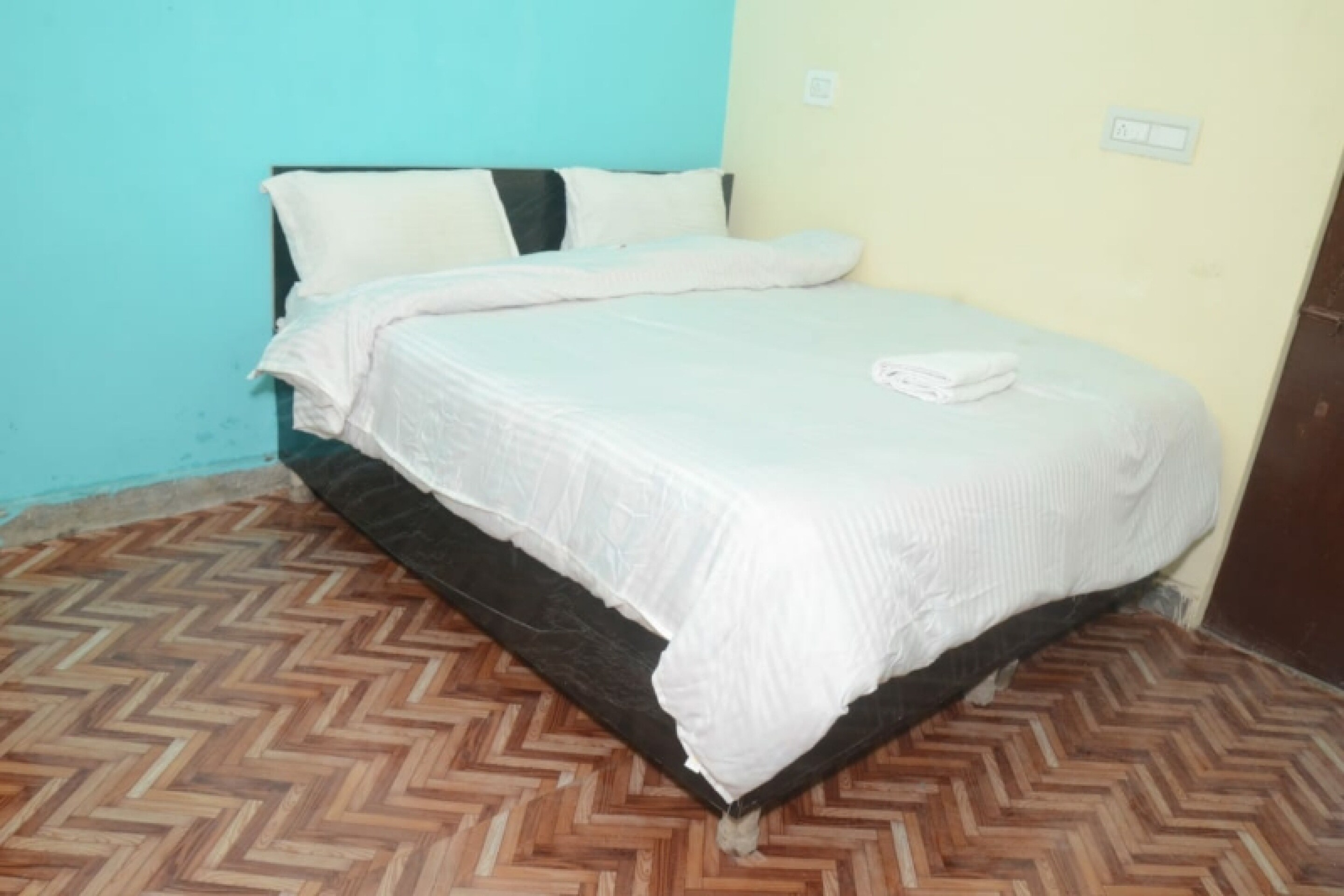 SPOT ON Hotel Abhinandan - Tap to explore photos