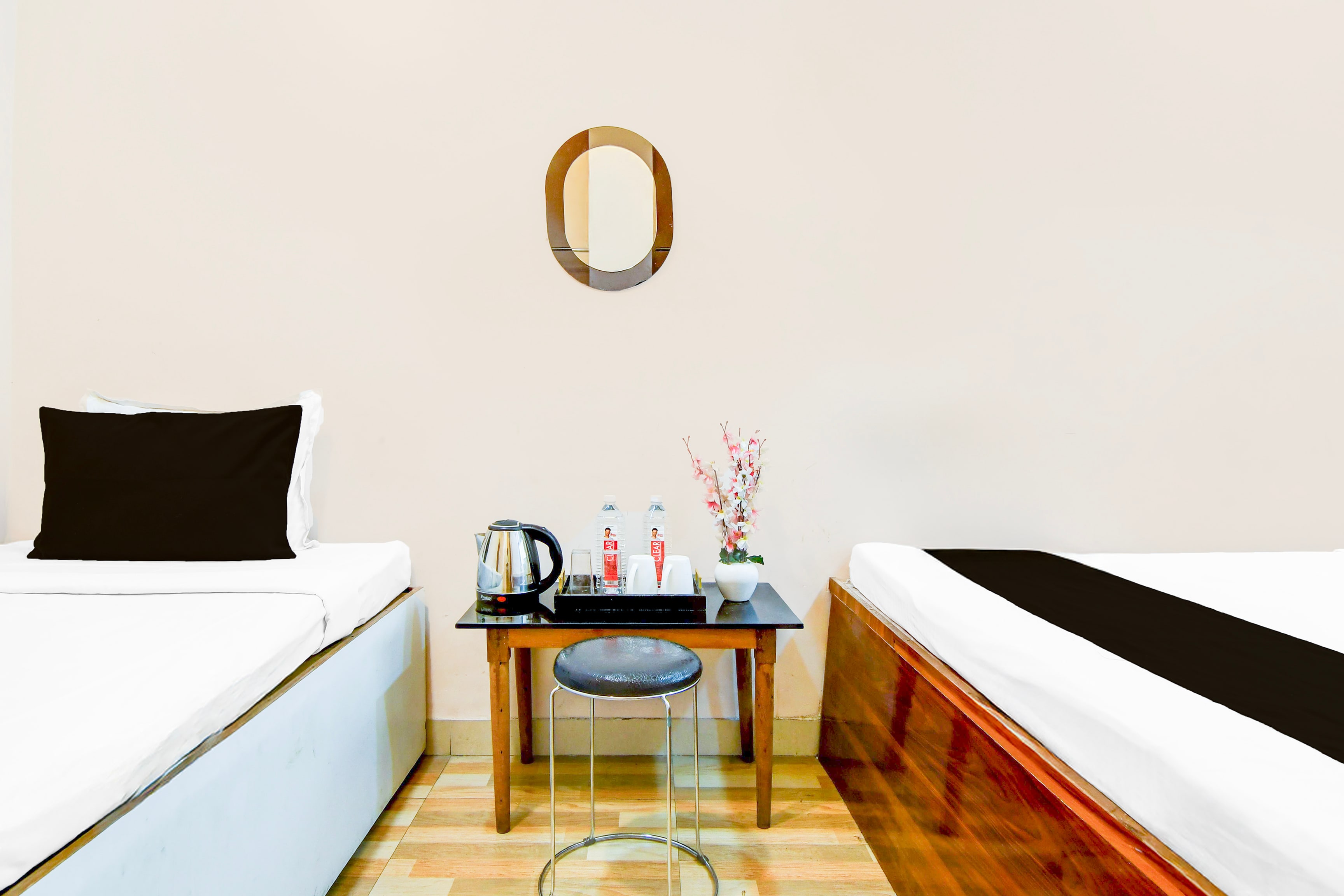 Hotel O MD INTERNATIONAL GUEST HOUSE - Tap to explore photos