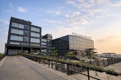 Saaz Hotel Club & Convention Centre, Indore