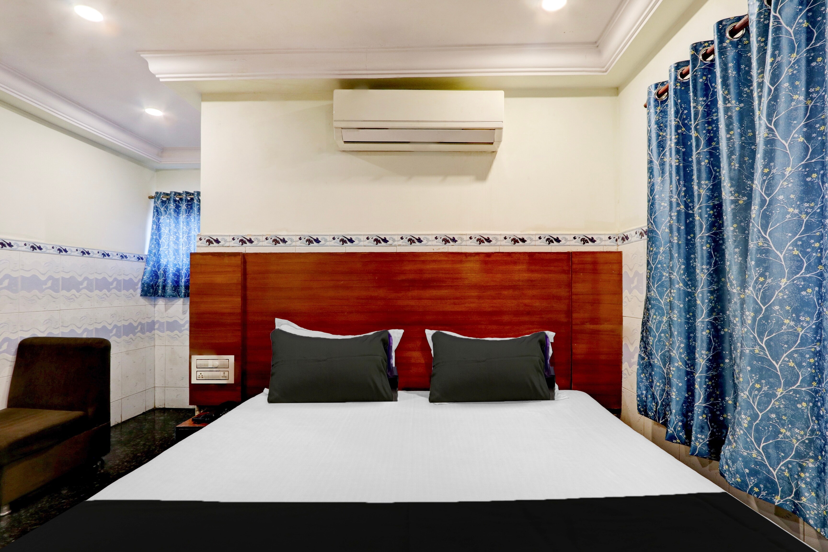 Super Hotel O Hanuman Pet Near Railway Station - Tap to explore photos
