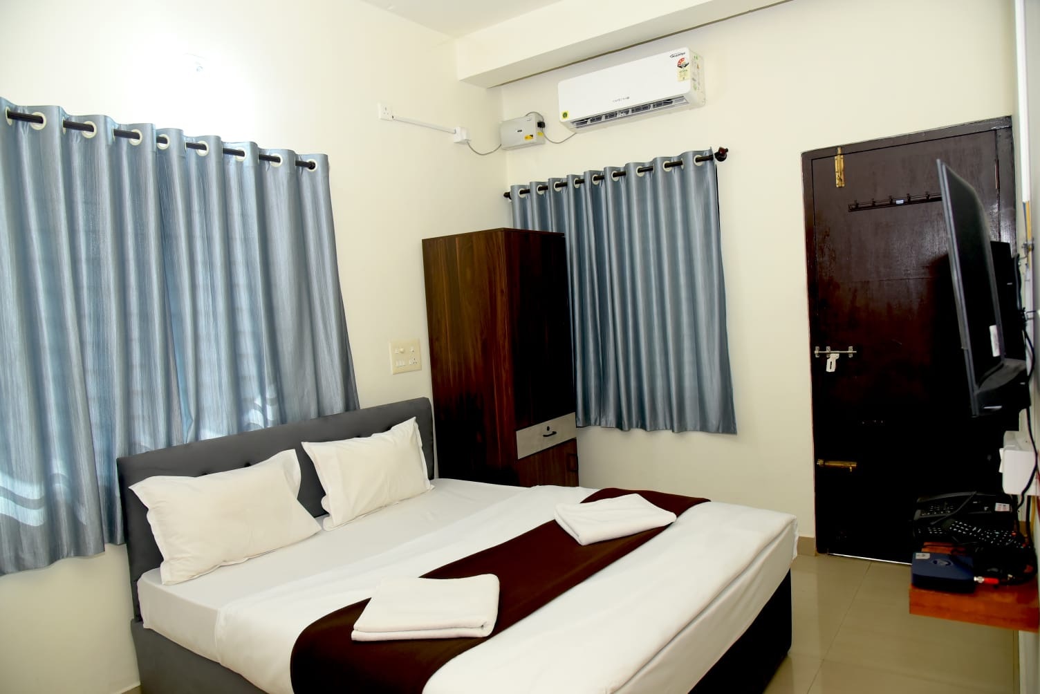 Hotel Aradhya Inn - Tap to explore photos