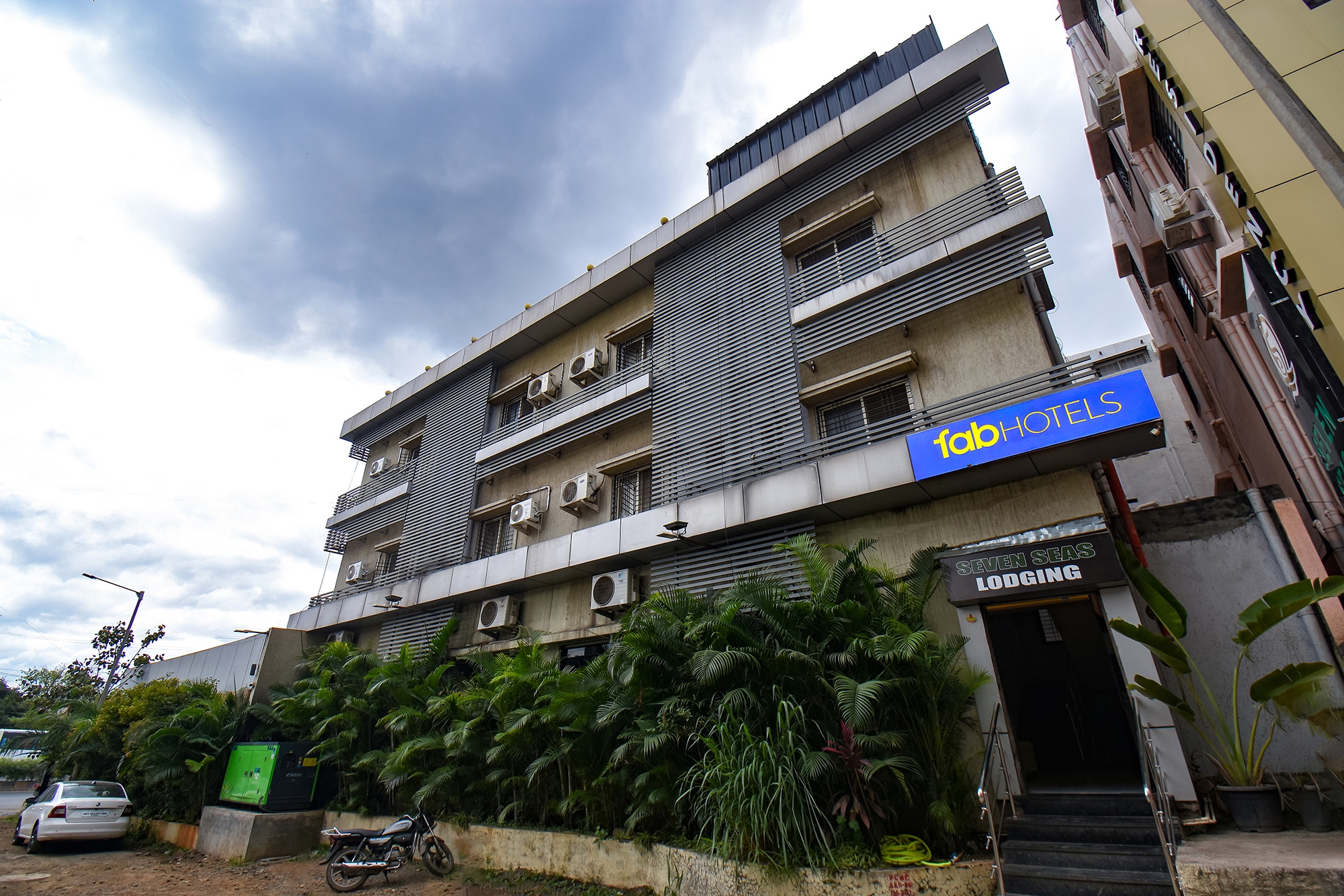 FabHotel Seven Seas - Nr. Venus Women's Hospital - Tap to explore photos