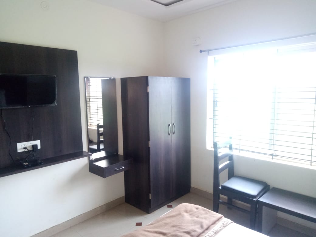 Hotel Aishwaryya Boarding & Lodging - Tap to explore photos