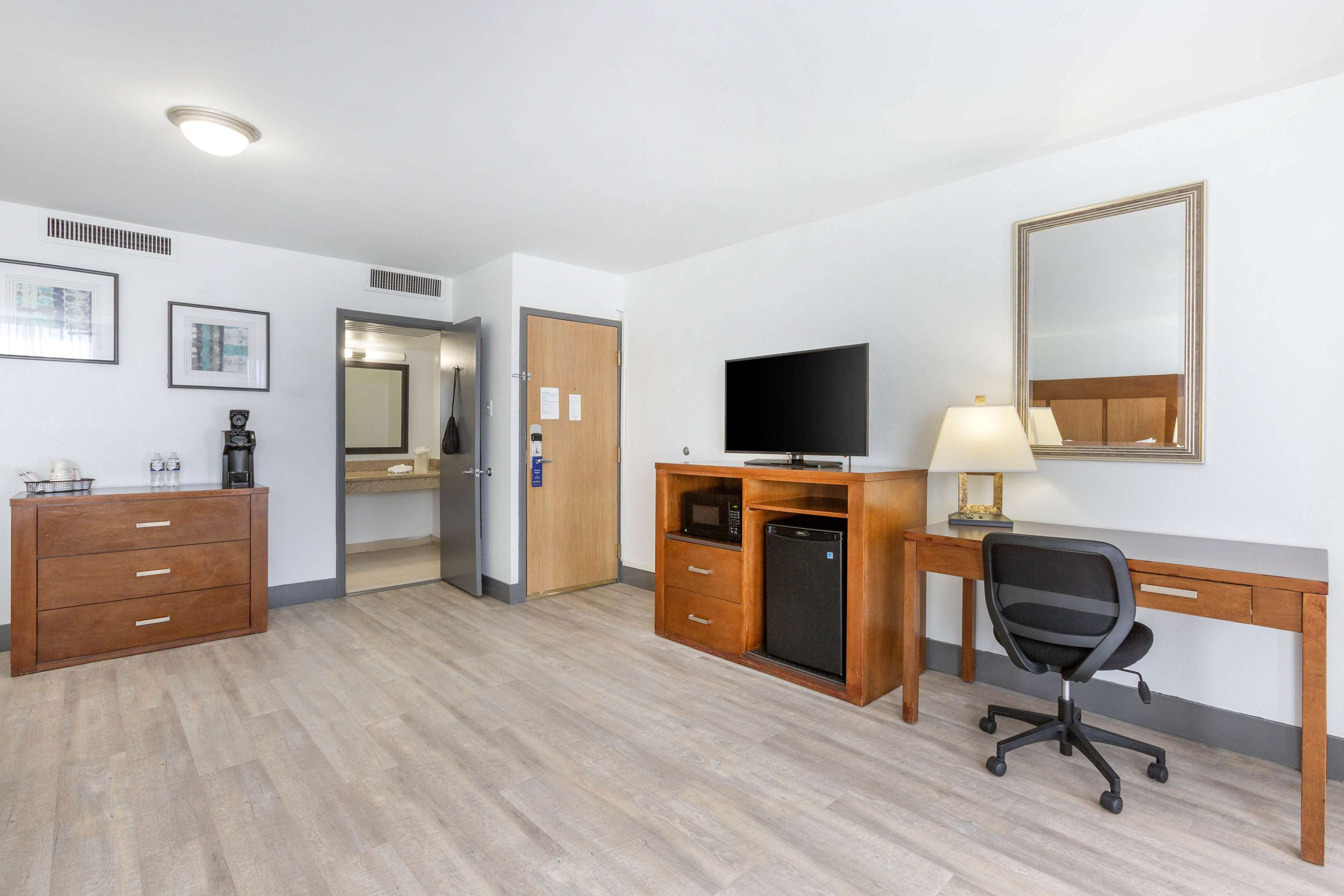 Best Western Plus El Paso Airport Hotel & Conference Center - Tap to explore photos