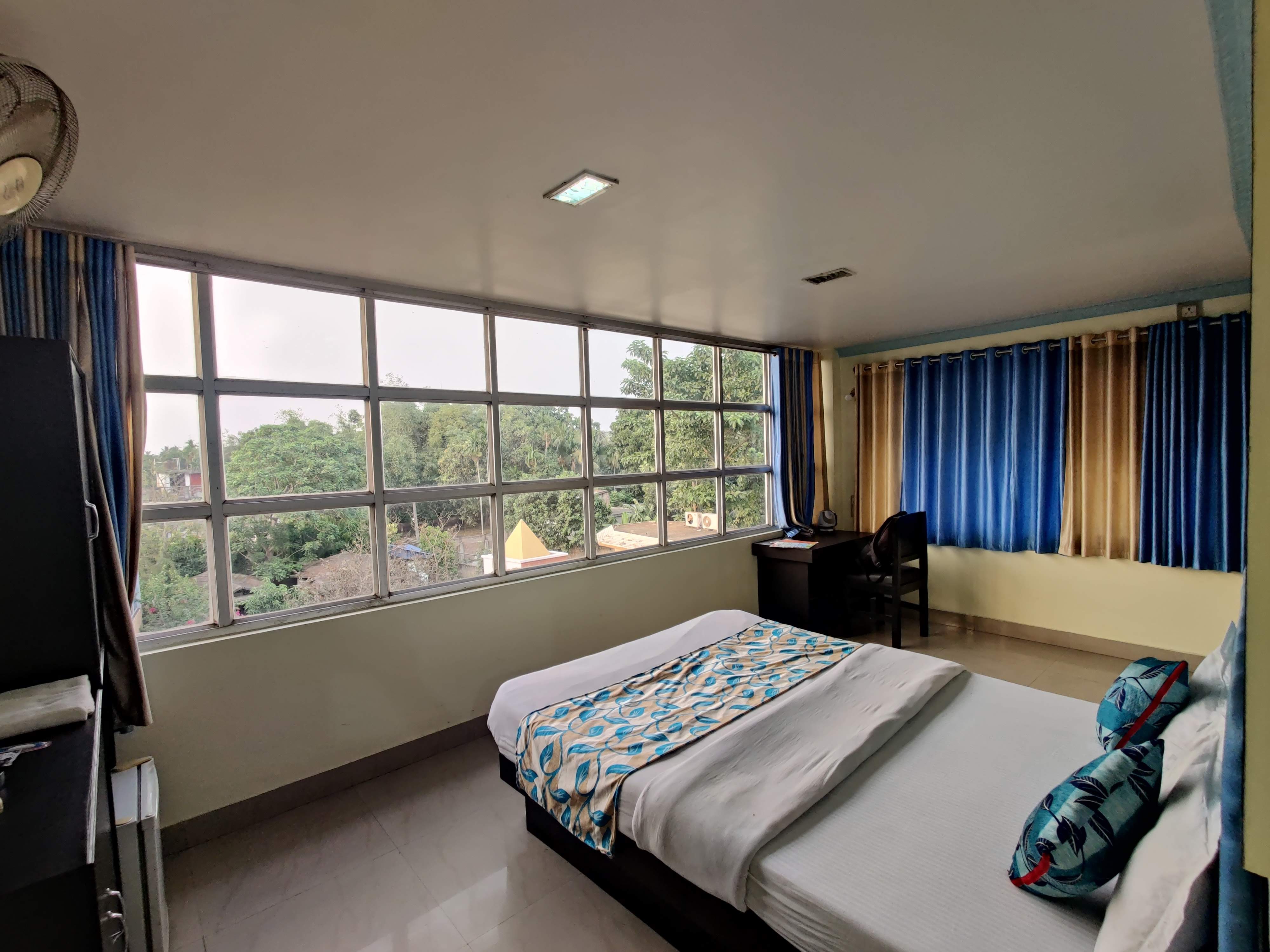 Hotel Astha Midway - Tap to explore photos