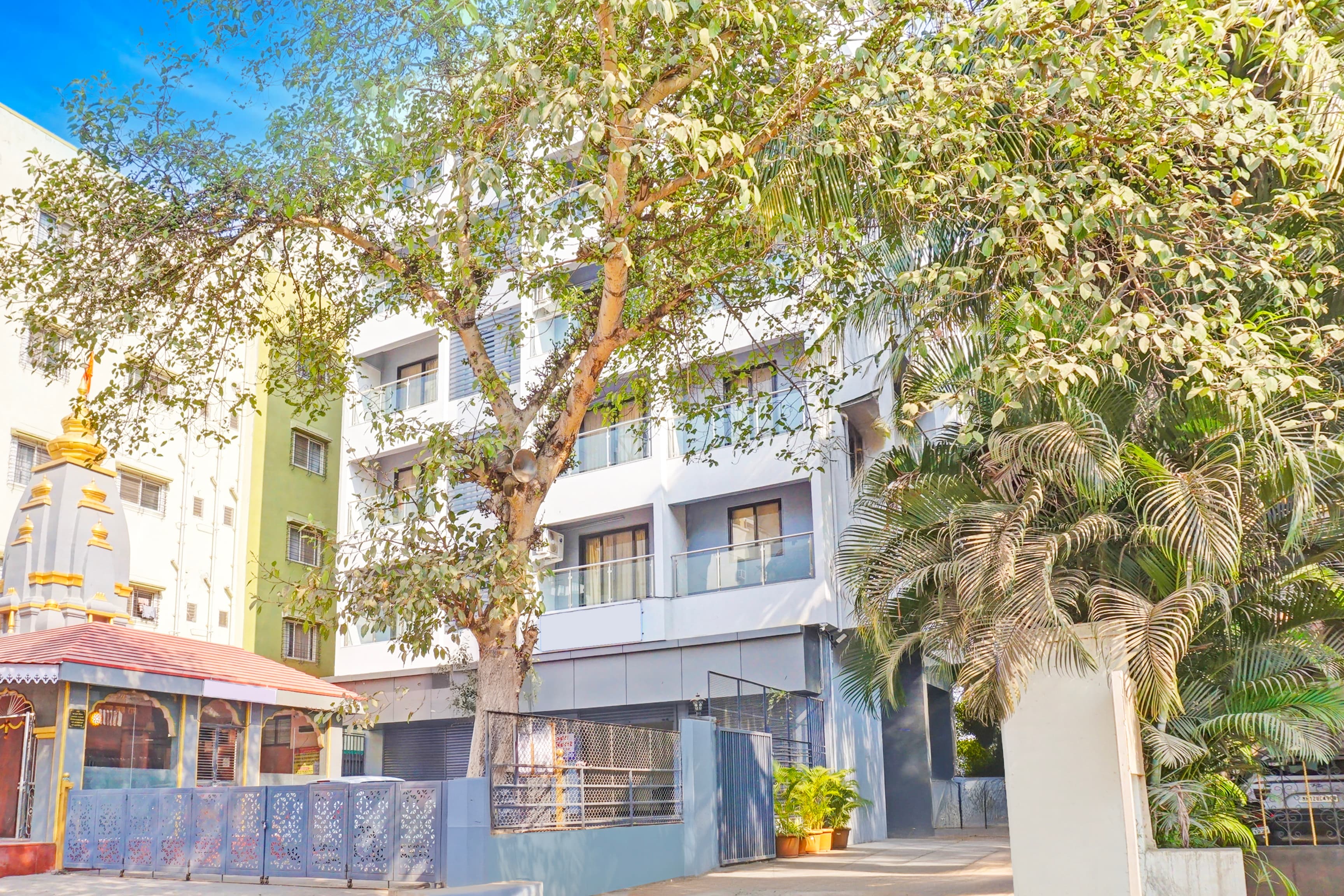 Super Townhouse Amanora Park Town Formerly Samrat Inn - Tap to explore photos
