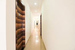 Hotel O Unique Inn, Dhule