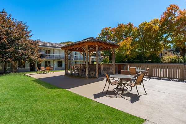 Best Western Mountain Lodge at Banner Elk - Tap to explore photos