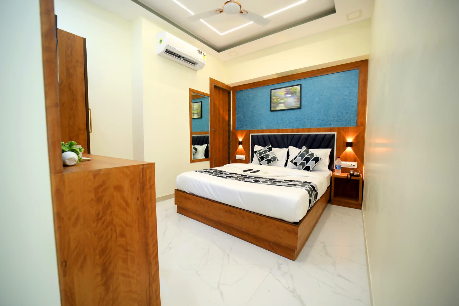NM Hotel , Near Kokilaben Ambani Hospital - Tap to explore photos