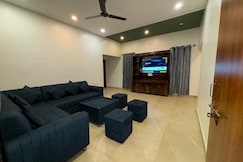 The Hill Side | Entire 2BHK Farmhouse | Pet Friendly & Party Friendly, Dongargarh