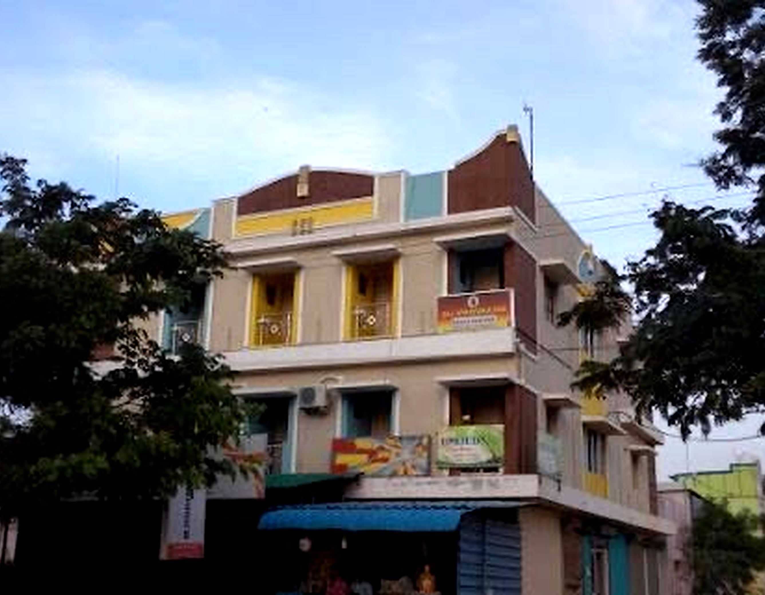 Hotel O 812390 Shri Vinayaka Inn Rooms - Tap to explore photos