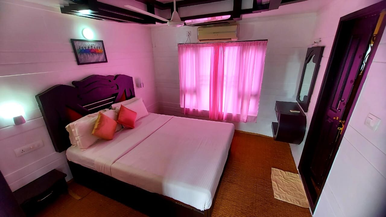 Alleppey boat trips - Tap to explore photos