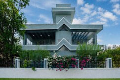 Casa Blue by StayAtlas, Sangamner