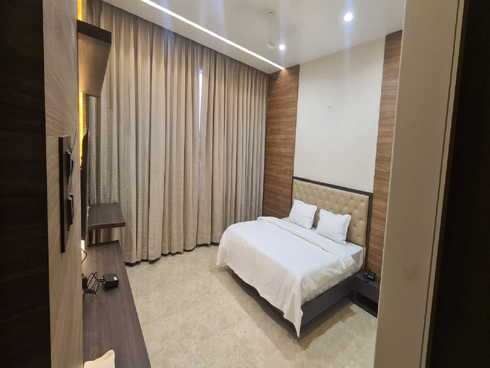 Hotel Sachin Executive Restaurant and lodging - Tap to explore photos