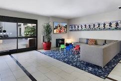 Holiday Inn & Suites ANAHEIM (1 BLK/DISNEYLAND, Tecate