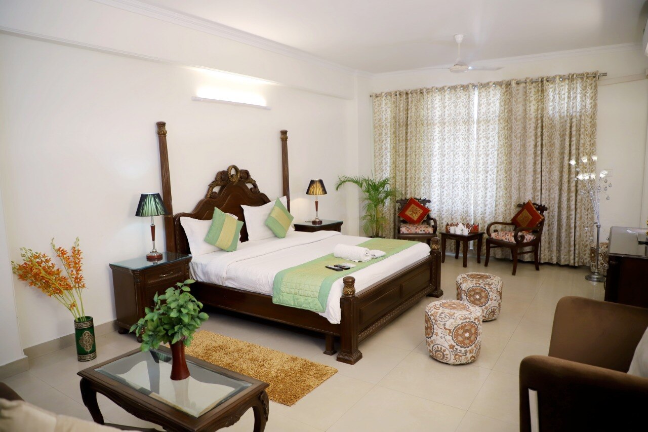 3Bhk Fortune Home E28 2B Near Saket Max Hospital PVR - Tap to explore photos