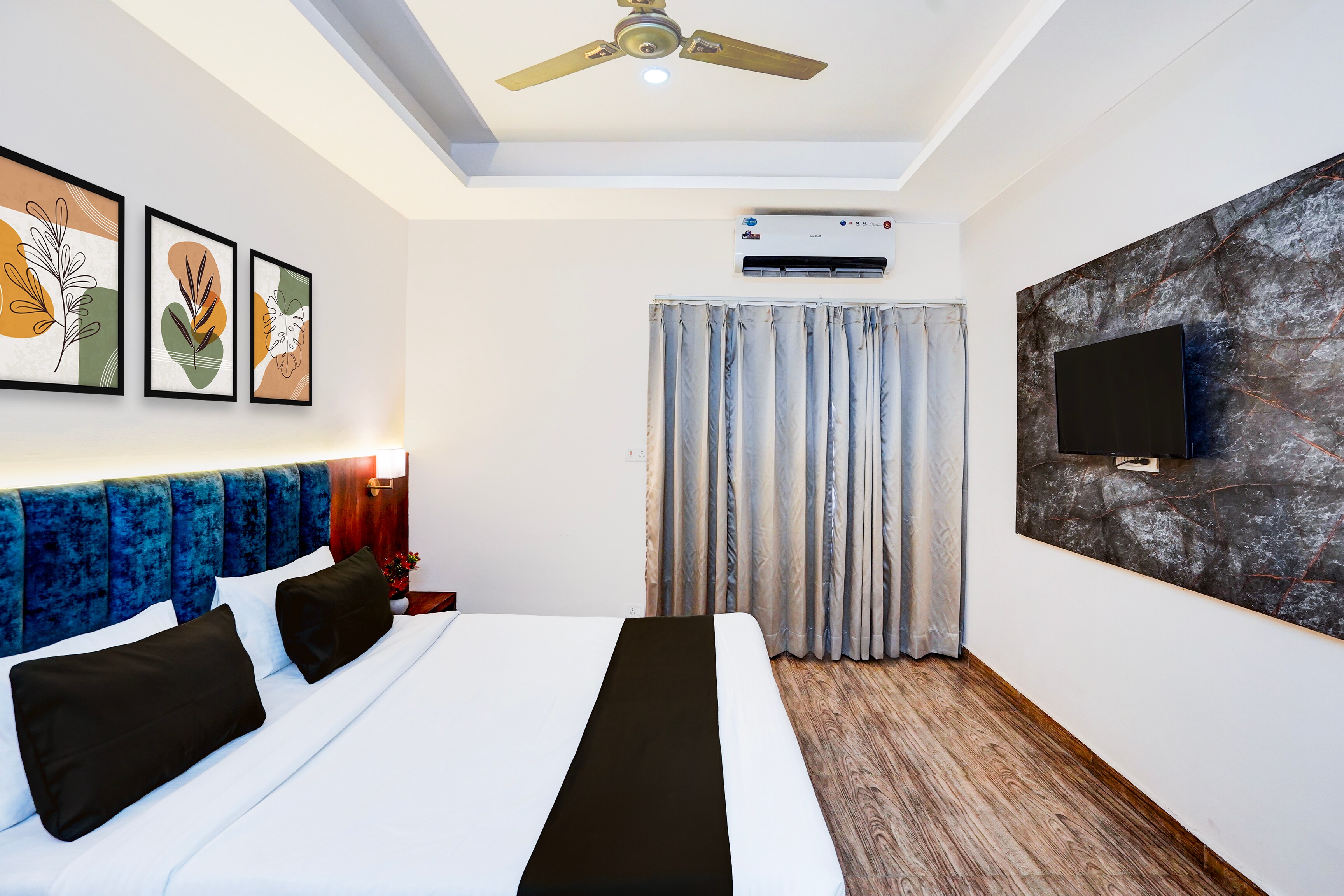 Super Townhouse Prince Chowk Near Railway Station - Tap to explore photos