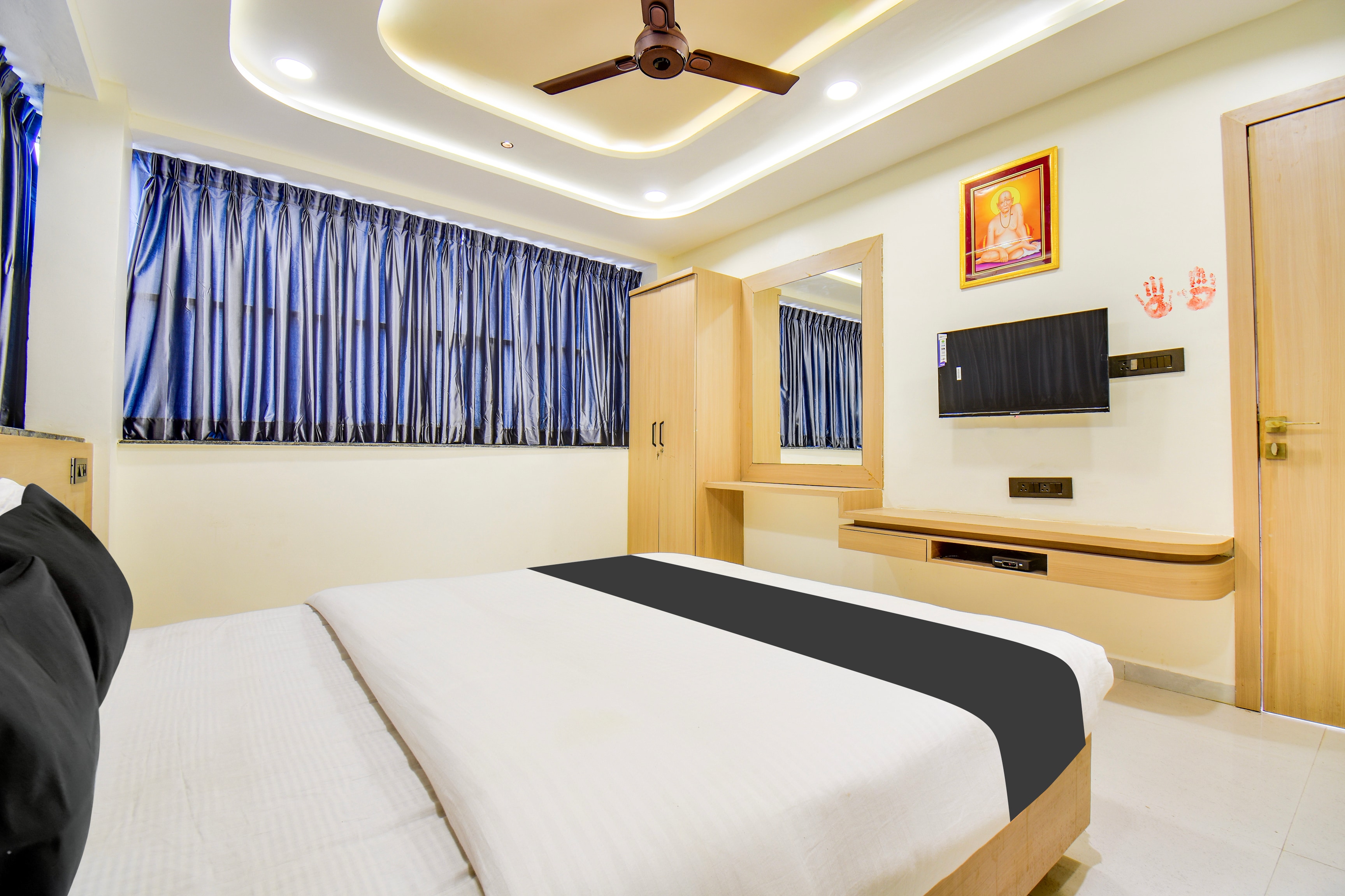 OYO 826193 Hotel S Boss - Tap to explore photos