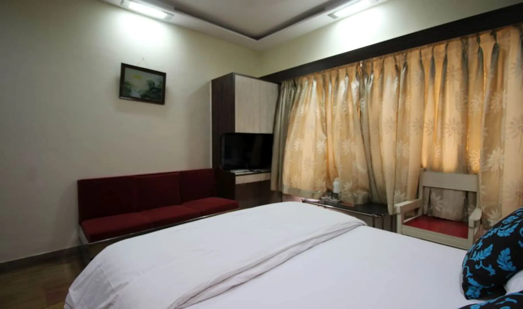 Hotel Sharda, Marine Lines - Tap to explore photos