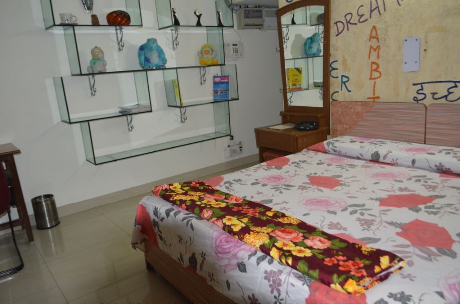 Cozy 2BHK  Lower Gnd Apartment - Tap to explore photos