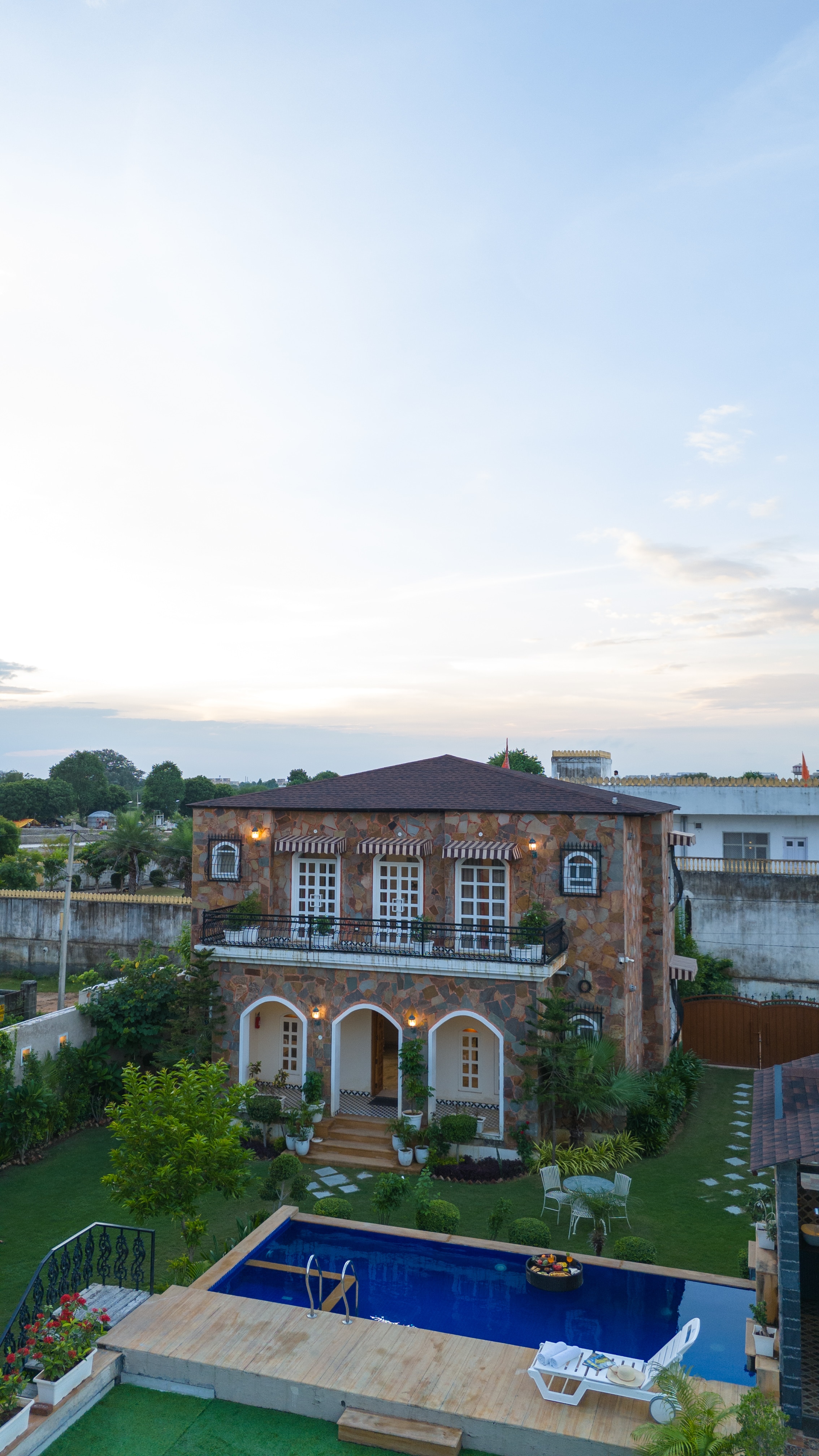 ELIVAAS 7BHK Oakwood Manor with Pools & Lush Garden - Tap to explore photos