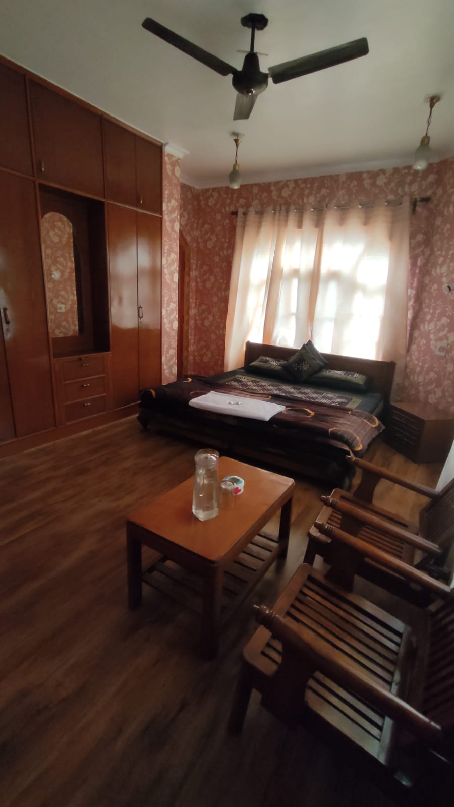 Redhouse 4BHK Apartment near Dal Lake - Tap to explore photos