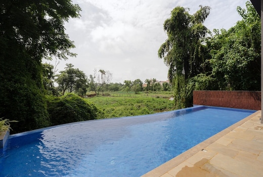 Stylish 3BHK Apartment with Pool near Candolim Beach | Hireavilla